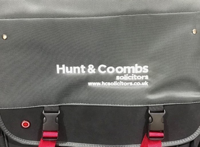 red and black messenger bolsa